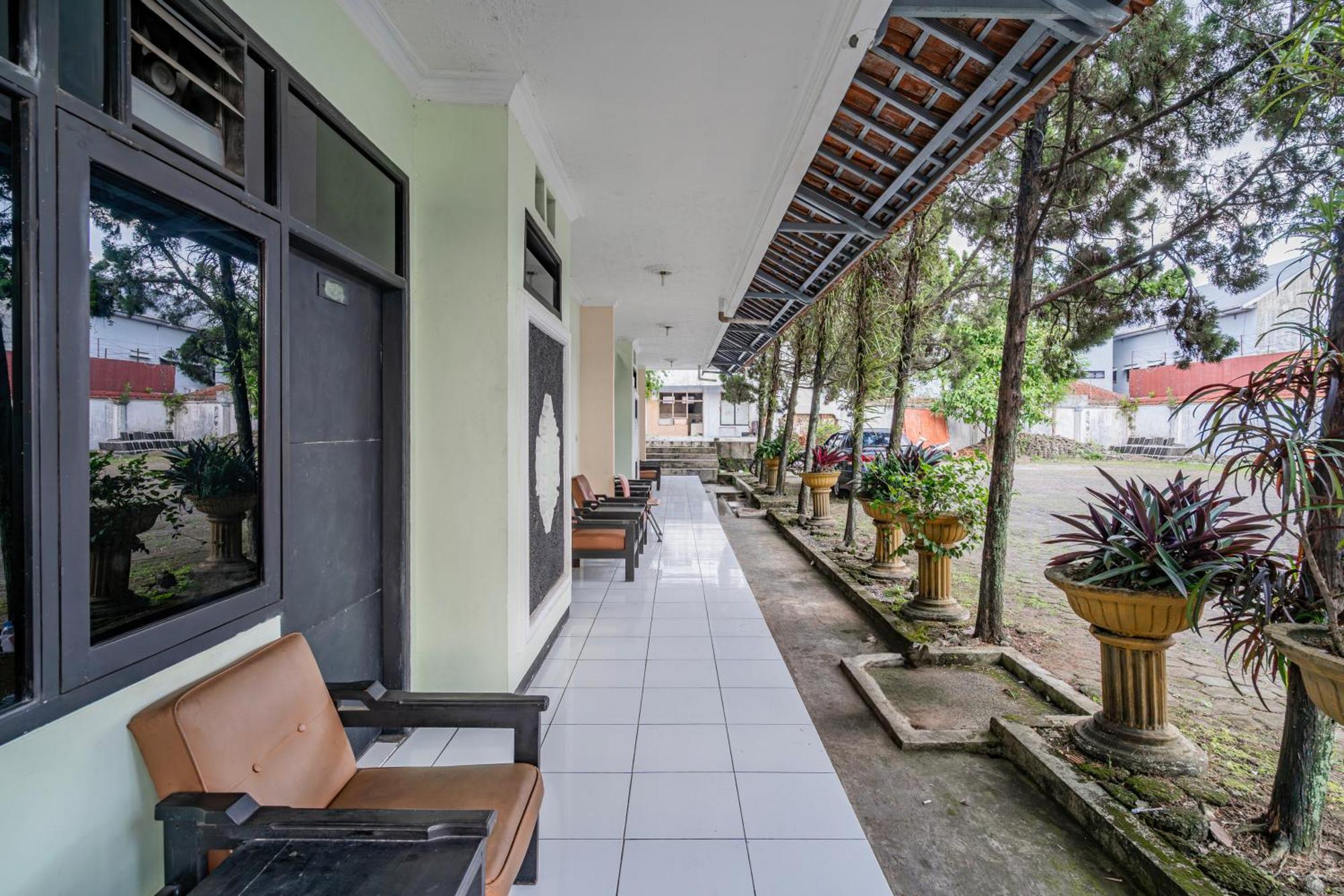 Collection O Tasikmalaya Near Stadium Wiradadaha Formerly Hotel Abadi エクステリア 写真
