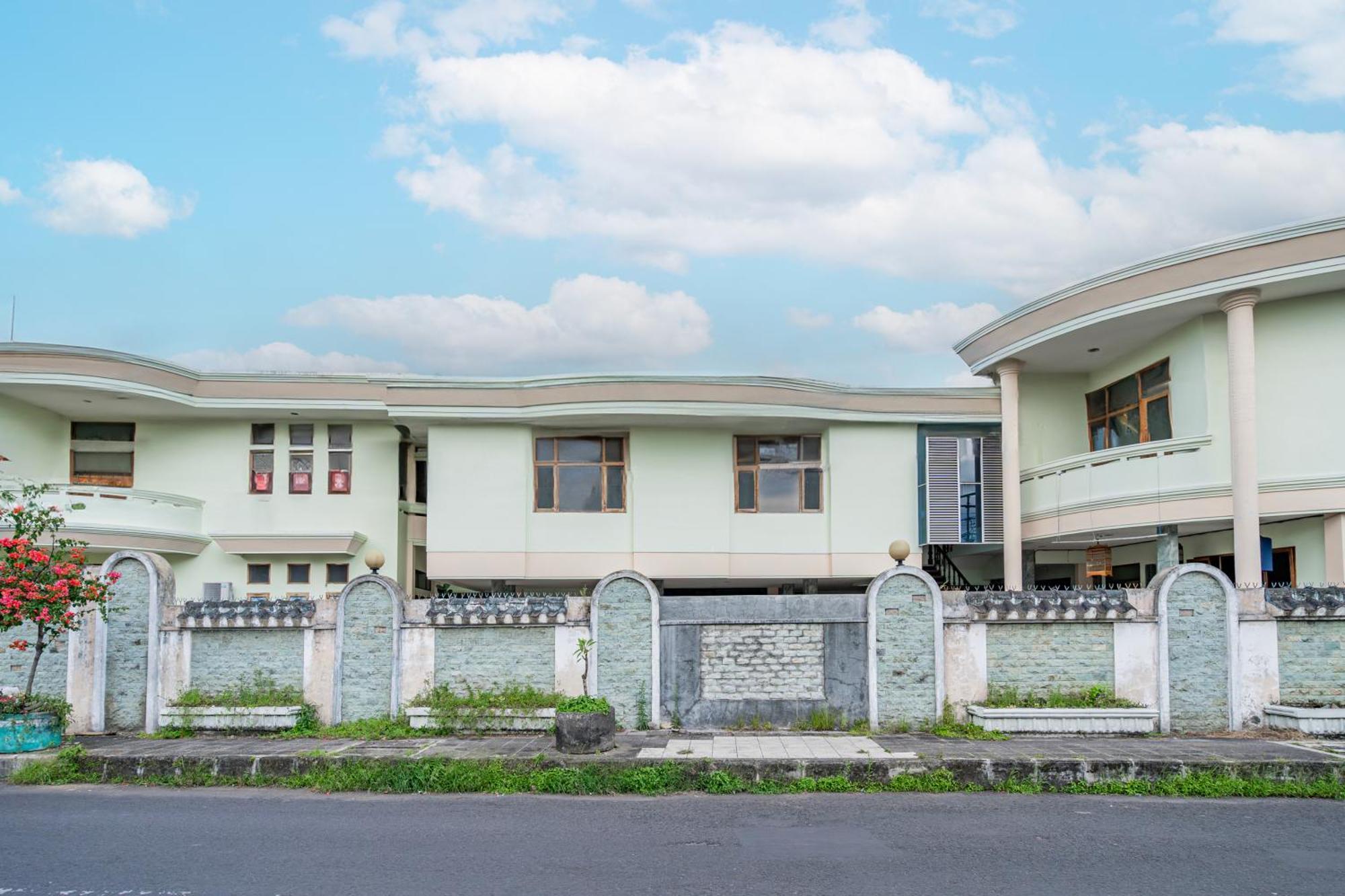 Collection O Tasikmalaya Near Stadium Wiradadaha Formerly Hotel Abadi エクステリア 写真