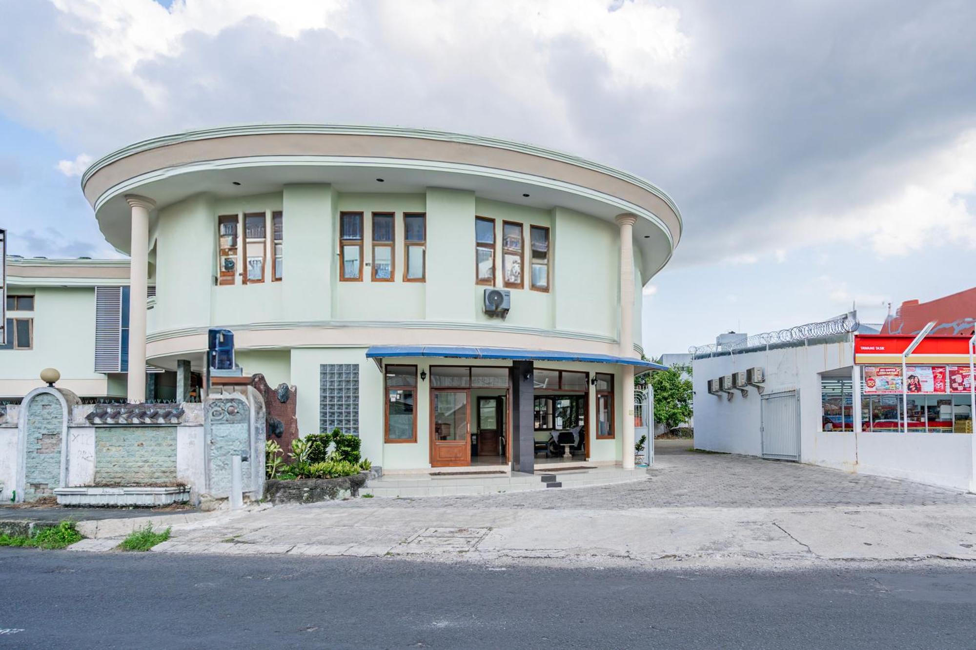 Collection O Tasikmalaya Near Stadium Wiradadaha Formerly Hotel Abadi エクステリア 写真