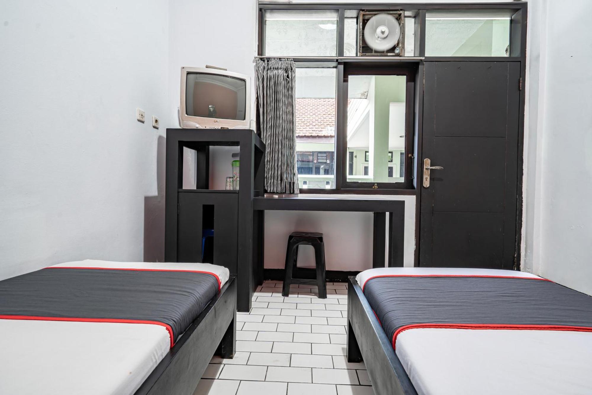 Collection O Tasikmalaya Near Stadium Wiradadaha Formerly Hotel Abadi エクステリア 写真