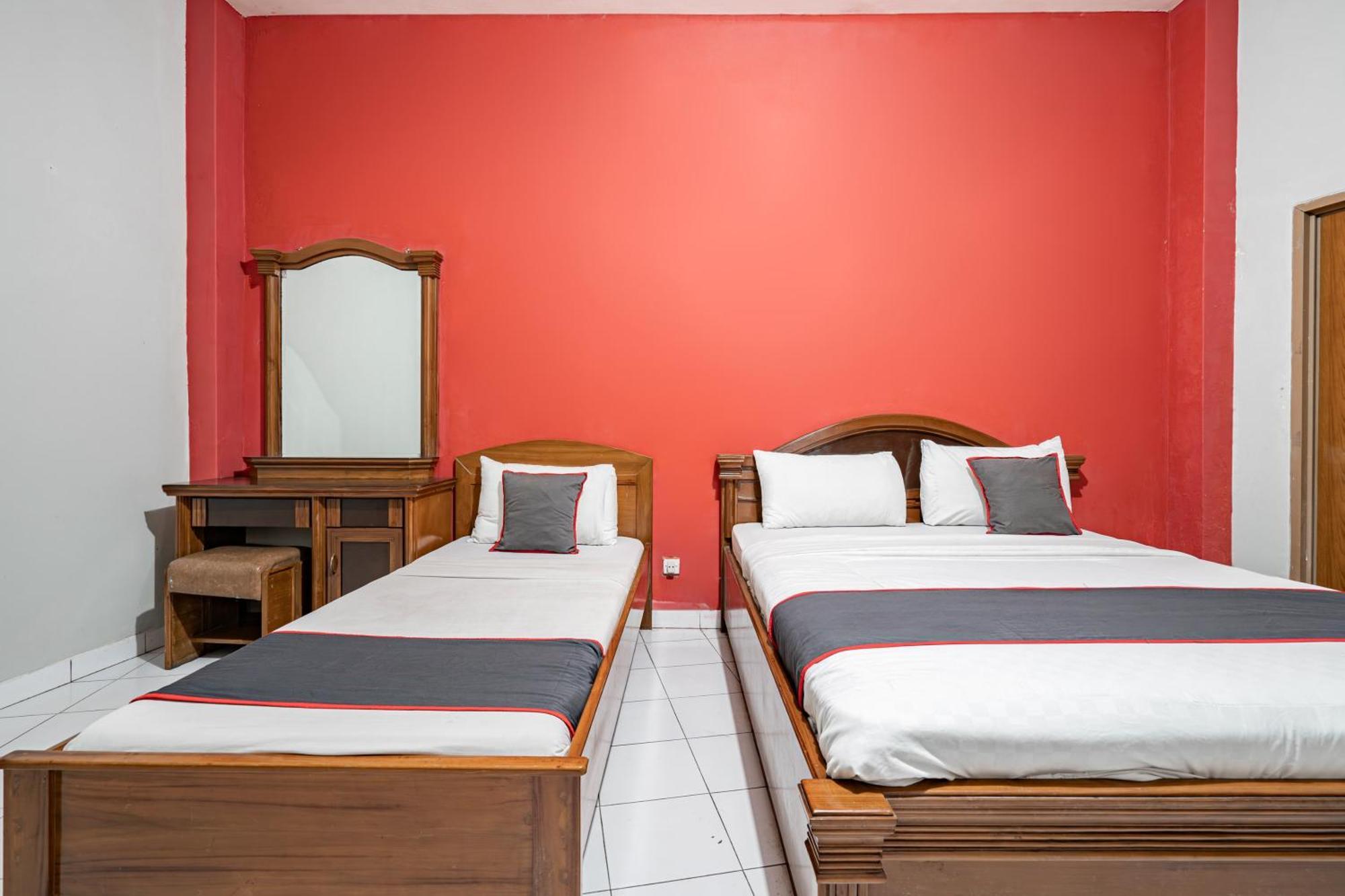Collection O Tasikmalaya Near Stadium Wiradadaha Formerly Hotel Abadi エクステリア 写真